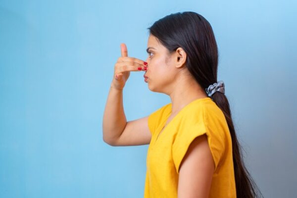 women performing anulom vilom pranayam
