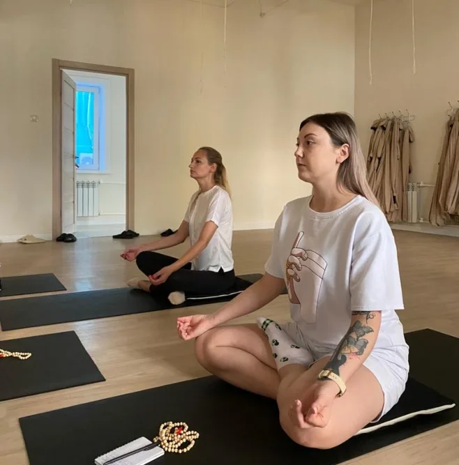 students practising yoga at mrityunjay yogpeeth students practising yoga at mrityunjay yogpeeth