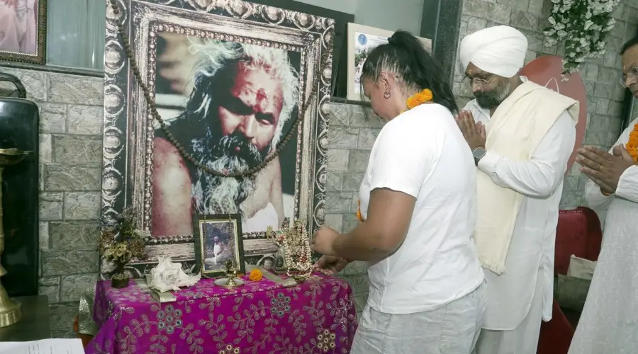 Yoga volunteers paying tribute to Guru Mrityunjay