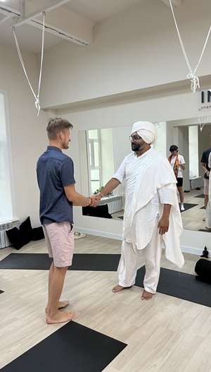 Dr. Anirudh Guru, the founder of Mrityunjay Yogpeeth