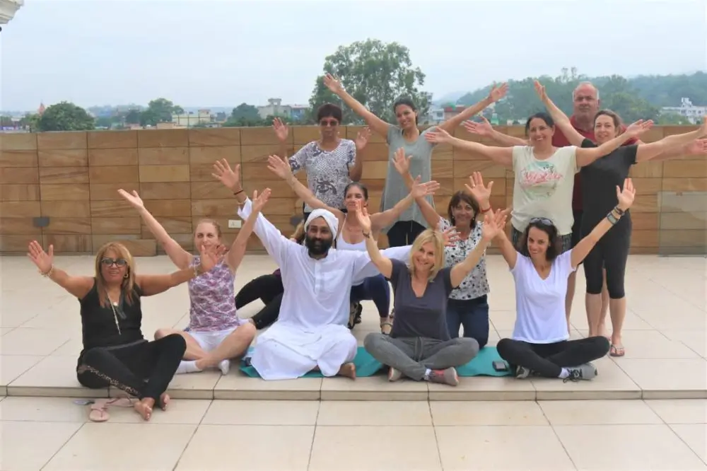 yoga students with experienced yoga teacher at mrityunjay yogpeeth